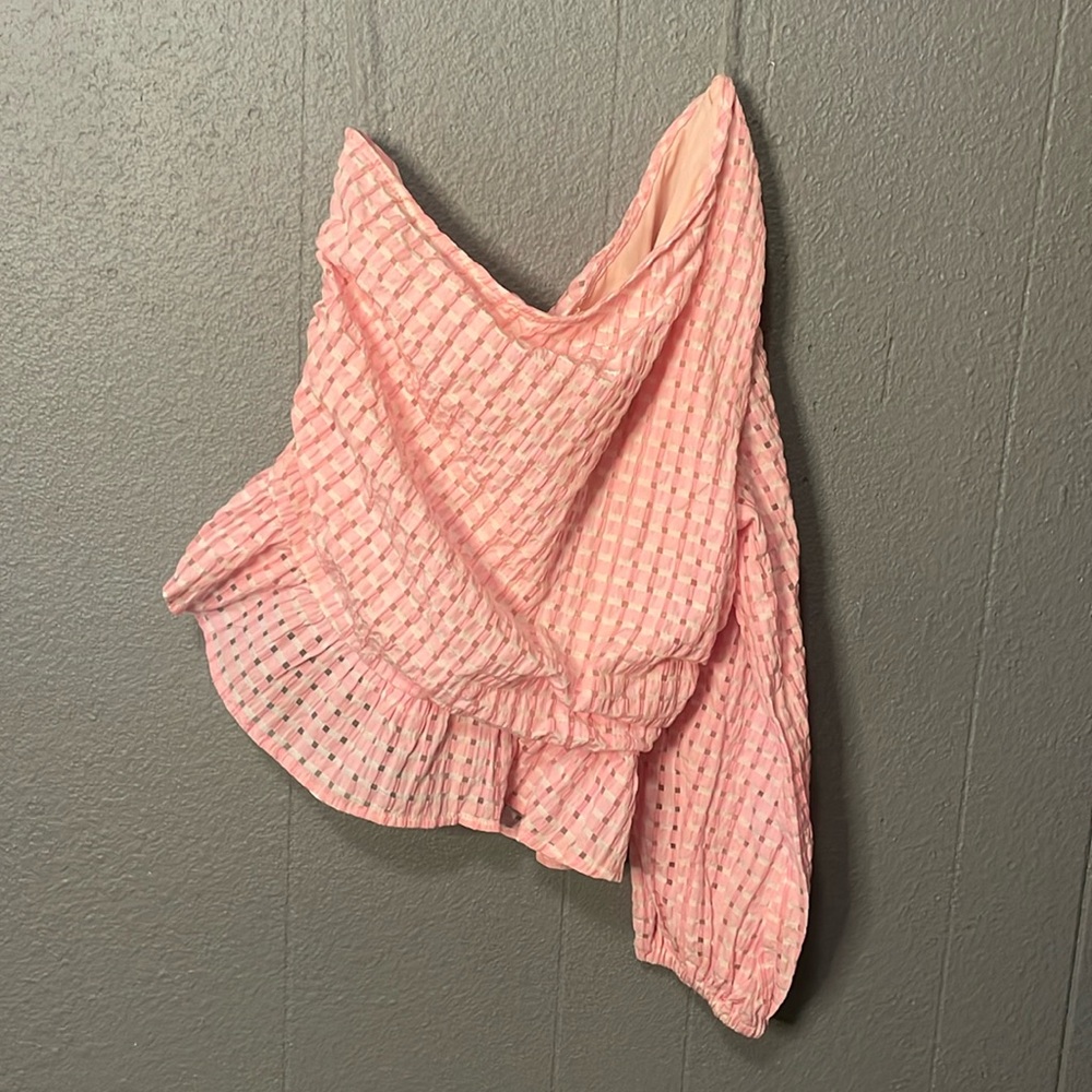 Half shoulder top
